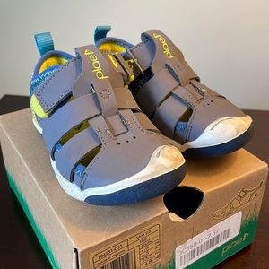 Plae Sam lightly used toddler size 7.5 sandals water shoes sneakers grey yellow